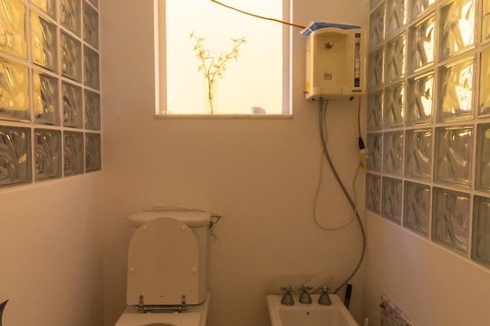 Casa mobiliada com 4 quartos, varanda, closet e permite animais. Excelente opção para compra. Conforto garantido. — Banheiro - Quarto Suíte Master