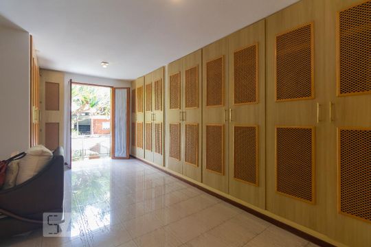 Casa mobiliada com 4 quartos, varanda, closet e permite animais. Excelente opção para compra. Conforto garantido. — Quarto Suíte Master