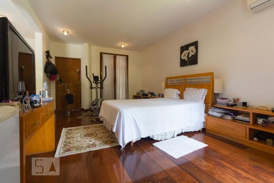 Casa mobiliada com 4 quartos, varanda, closet e permite animais. Excelente opção para compra. Conforto garantido. — Quarto Suíte Master