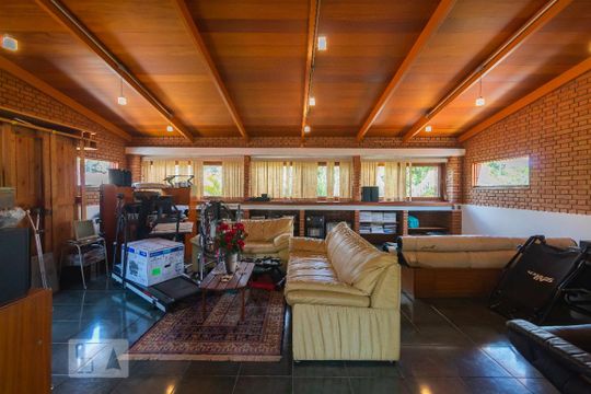 Casa mobiliada com 4 quartos, varanda, closet e permite animais. Excelente opção para compra. Conforto garantido. — Quarto Suíte 3