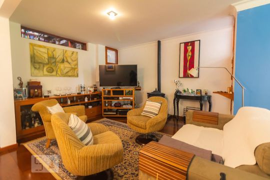 Casa mobiliada com 4 quartos, varanda, closet e permite animais. Excelente opção para compra. Conforto garantido. — Sala