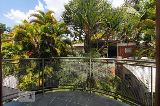 Casa mobiliada com 4 quartos, varanda, closet e permite animais. Excelente opção para compra. Conforto garantido. — Quarto Suíte Master