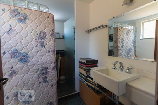 Casa mobiliada com 4 quartos, varanda, closet e permite animais. Excelente opção para compra. Conforto garantido. — Banheiro - Quarto Suíte 3