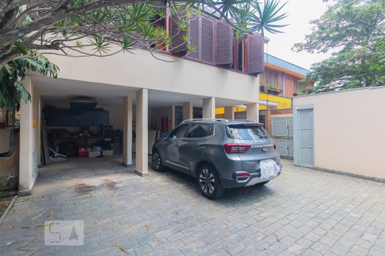 Casa mobiliada com 4 quartos, varanda, closet e permite animais. Excelente opção para compra. Conforto garantido. — Garagem