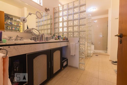 Casa mobiliada com 4 quartos, varanda, closet e permite animais. Excelente opção para compra. Conforto garantido. — Banheiro - Quarto Suíte Master