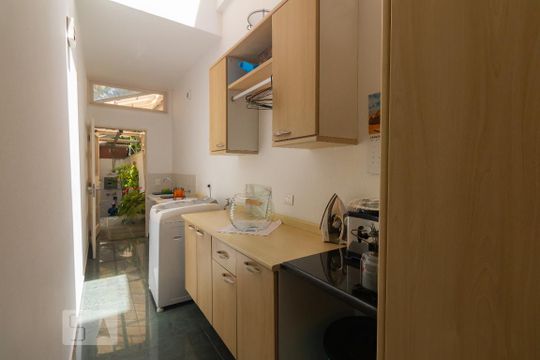 Casa mobiliada com 4 quartos, varanda, closet e permite animais. Excelente opção para compra. Conforto garantido. — Área de Serviço