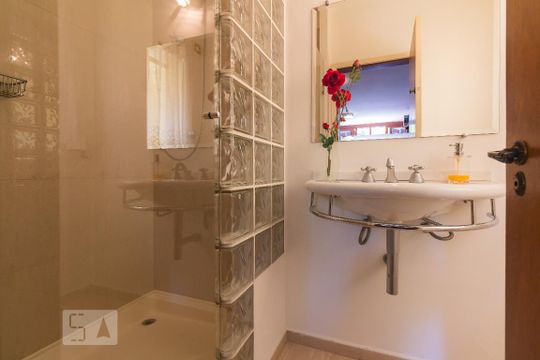 Casa mobiliada com 4 quartos, varanda, closet e permite animais. Excelente opção para compra. Conforto garantido. — Banheiro - Quarto Suíte 2