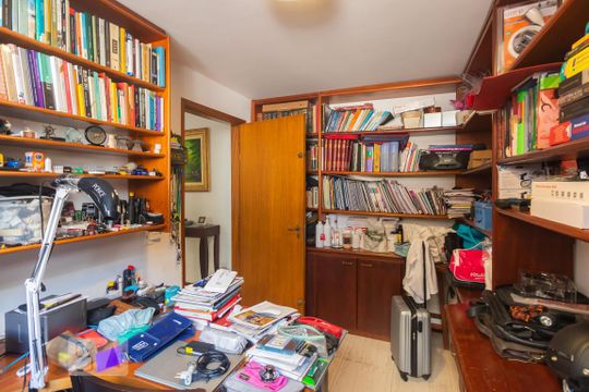 Casa mobiliada com 4 quartos, varanda, closet e permite animais. Excelente opção para compra. Conforto garantido. — Escritório