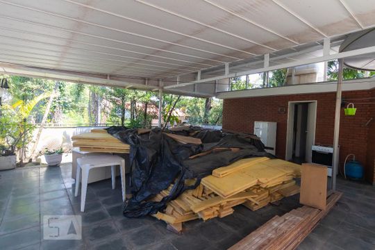 Casa mobiliada com 4 quartos, varanda, closet e permite animais. Excelente opção para compra. Conforto garantido. — Churrasqueira