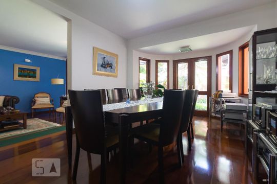Casa mobiliada com 4 quartos, varanda, closet e permite animais. Excelente opção para compra. Conforto garantido. — Sala