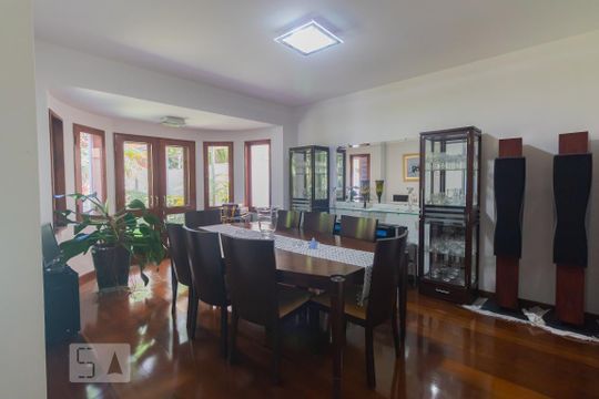 Casa mobiliada com 4 quartos, varanda, closet e permite animais. Excelente opção para compra. Conforto garantido. — Sala