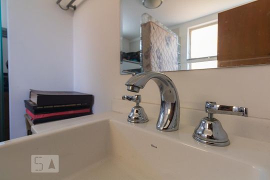 Casa mobiliada com 4 quartos, varanda, closet e permite animais. Excelente opção para compra. Conforto garantido. — Banheiro - Quarto Suíte 3