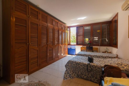 Casa mobiliada com 4 quartos, varanda, closet e permite animais. Excelente opção para compra. Conforto garantido. — Quarto Suíte 1