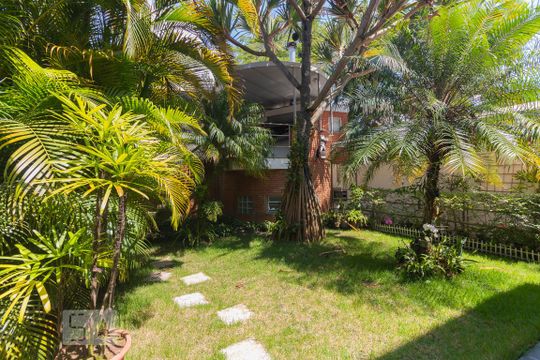 Casa mobiliada com 4 quartos, varanda, closet e permite animais. Excelente opção para compra. Conforto garantido. — Quintal