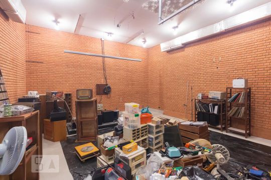 Casa mobiliada com 4 quartos, varanda, closet e permite animais. Excelente opção para compra. Conforto garantido. — Sala Home Theater