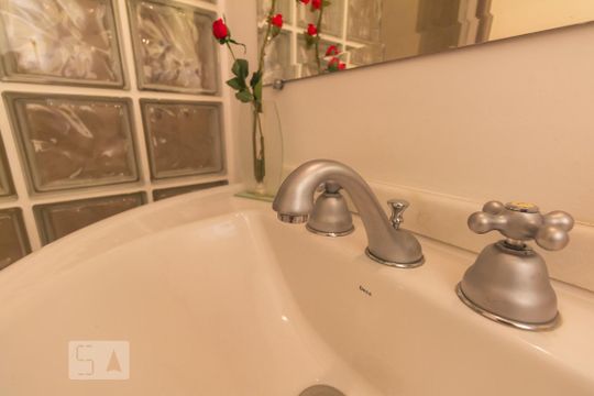 Casa mobiliada com 4 quartos, varanda, closet e permite animais. Excelente opção para compra. Conforto garantido. — Banheiro - Quarto Suíte 2