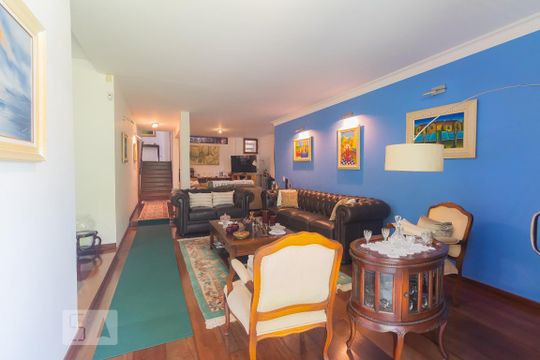 Casa mobiliada com 4 quartos, varanda, closet e permite animais. Excelente opção para compra. Conforto garantido. — Sala