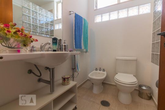 Casa mobiliada com 4 quartos, varanda, closet e permite animais. Excelente opção para compra. Conforto garantido. — Banheiro - Quarto Suíte 1