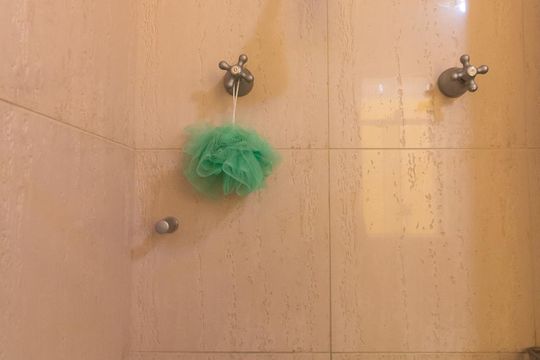 Casa mobiliada com 4 quartos, varanda, closet e permite animais. Excelente opção para compra. Conforto garantido. — Banheiro - Quarto Suíte Master