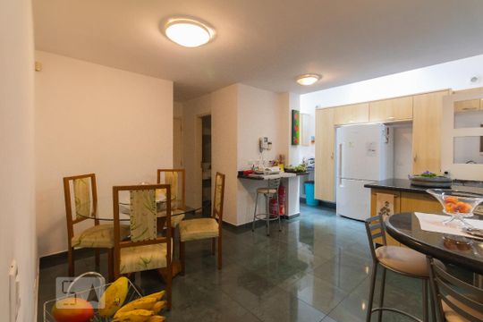 Casa mobiliada com 4 quartos, varanda, closet e permite animais. Excelente opção para compra. Conforto garantido. — Cozinha