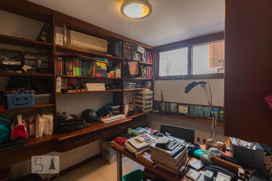 Casa mobiliada com 4 quartos, varanda, closet e permite animais. Excelente opção para compra. Conforto garantido. — Escritório