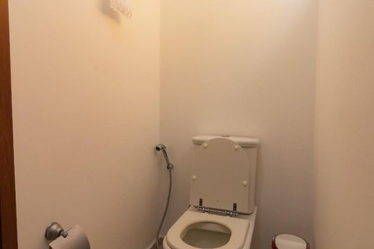 Casa mobiliada com 4 quartos, varanda, closet e permite animais. Excelente opção para compra. Conforto garantido. — Lavabo