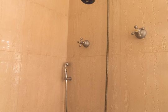Casa mobiliada com 4 quartos, varanda, closet e permite animais. Excelente opção para compra. Conforto garantido. — Banheiro - Quarto Suíte 2