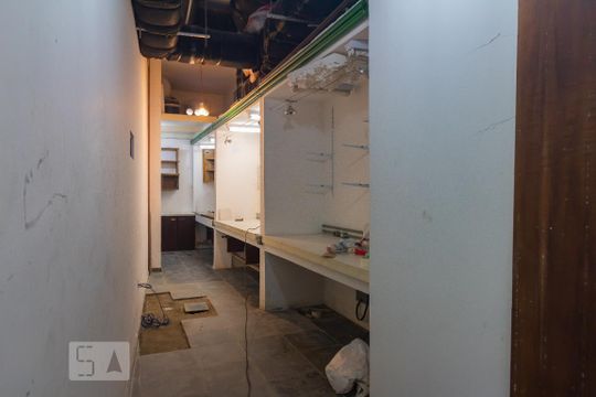 Casa mobiliada com 4 quartos, varanda, closet e permite animais. Excelente opção para compra. Conforto garantido. — Sala Home Theater