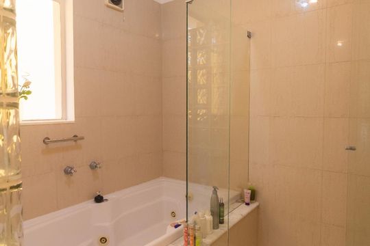 Casa mobiliada com 4 quartos, varanda, closet e permite animais. Excelente opção para compra. Conforto garantido. — Banheiro - Quarto Suíte Master