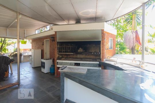 Casa mobiliada com 4 quartos, varanda, closet e permite animais. Excelente opção para compra. Conforto garantido. — Churrasqueira