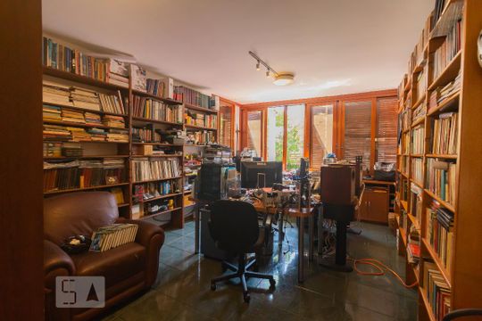 Casa mobiliada com 4 quartos, varanda, closet e permite animais. Excelente opção para compra. Conforto garantido. — Quarto Suíte 2