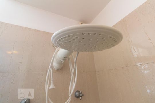 Casa mobiliada com 4 quartos, varanda, closet e permite animais. Excelente opção para compra. Conforto garantido. — Banheiro - Quarto Suíte 1