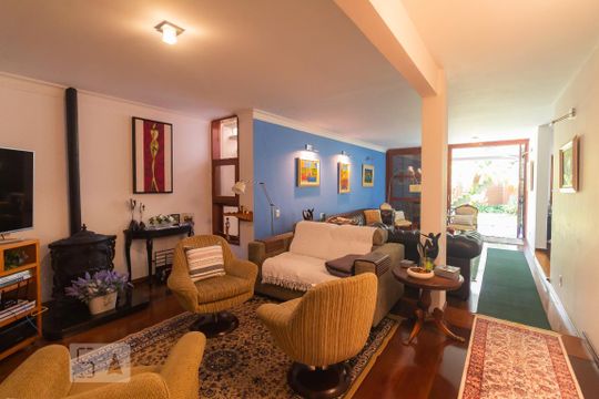 Casa mobiliada com 4 quartos, varanda, closet e permite animais. Excelente opção para compra. Conforto garantido. — foto 1