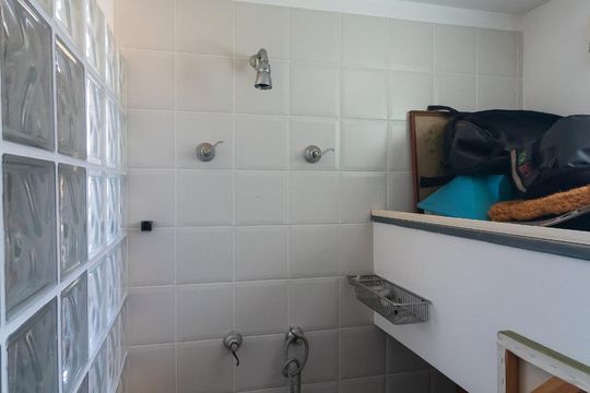 Casa mobiliada com 4 quartos, varanda, closet e permite animais. Excelente opção para compra. Conforto garantido. — Banheiro - Quarto Suíte 3