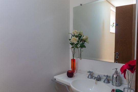Casa mobiliada com 4 quartos, varanda, closet e permite animais. Excelente opção para compra. Conforto garantido. — Lavabo