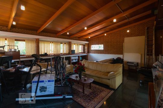 Casa mobiliada com 4 quartos, varanda, closet e permite animais. Excelente opção para compra. Conforto garantido. — Quarto Suíte 3