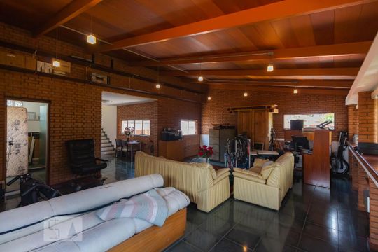 Casa mobiliada com 4 quartos, varanda, closet e permite animais. Excelente opção para compra. Conforto garantido. — Quarto Suíte 3