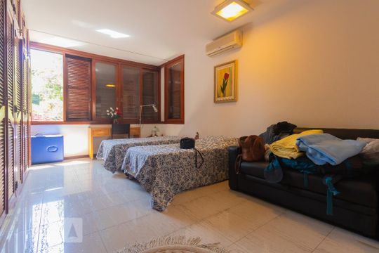 Casa mobiliada com 4 quartos, varanda, closet e permite animais. Excelente opção para compra. Conforto garantido. — Quarto Suíte 1