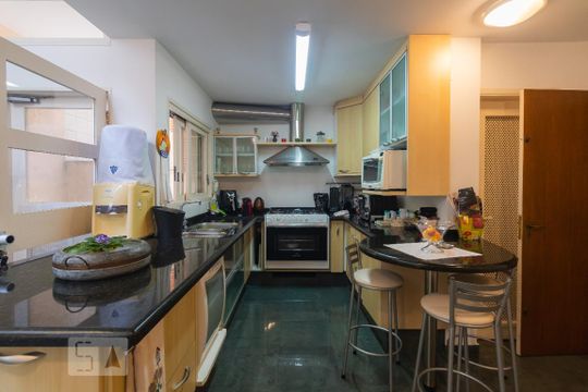 Casa mobiliada com 4 quartos, varanda, closet e permite animais. Excelente opção para compra. Conforto garantido. — Cozinha