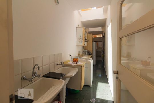 Casa mobiliada com 4 quartos, varanda, closet e permite animais. Excelente opção para compra. Conforto garantido. — Área de Serviço