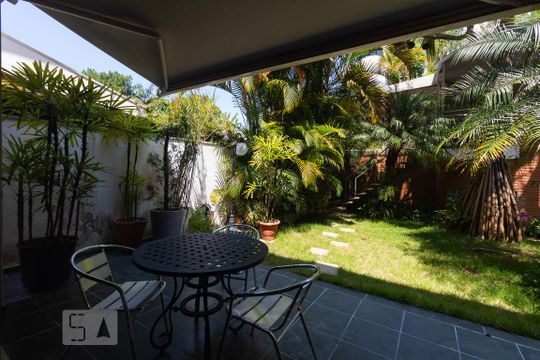 Casa mobiliada com 4 quartos, varanda, closet e permite animais. Excelente opção para compra. Conforto garantido. — Quintal