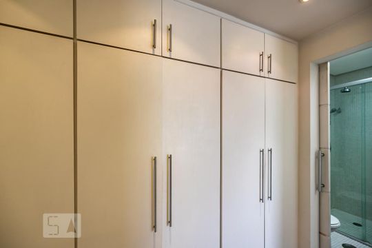Compra: apartamento na Vila Olímpia, 2 quartos, academia e quintal. — Closet