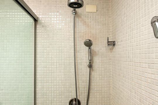 Compra: apartamento na Vila Olímpia, 2 quartos, academia e quintal. — Banheiro da Suíte