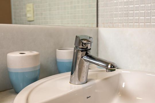 Compra: apartamento na Vila Olímpia, 2 quartos, academia e quintal. — Banheiro da Suíte