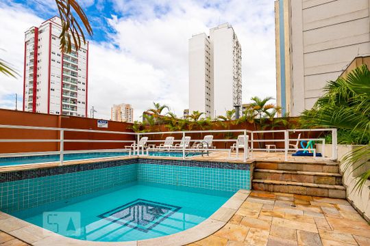 Compra: apartamento na Vila Olímpia, 2 quartos, academia e quintal. — Área comum - Piscina