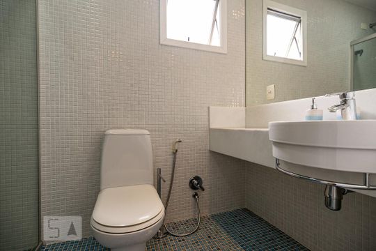 Compra: apartamento na Vila Olímpia, 2 quartos, academia e quintal. — Banheiro da Suíte