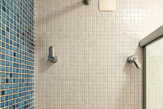 Compra: apartamento na Vila Olímpia, 2 quartos, academia e quintal. — Banheiro da Suíte