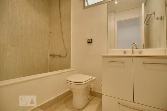 Apartamento com 3 quartos, 1 suíte, varanda e churrasqueira no condomínio. Ideal para compra. — Banheiro