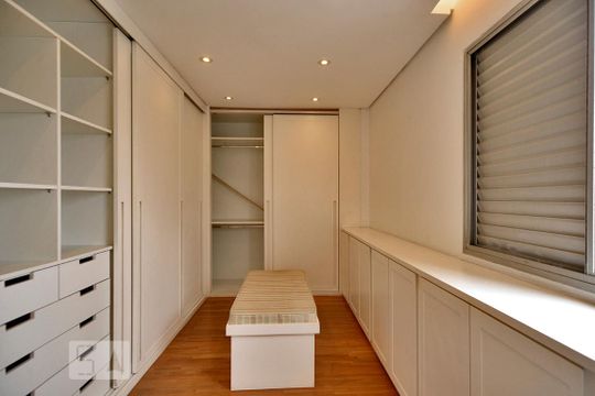 Apartamento com 3 quartos, 1 suíte, varanda e churrasqueira no condomínio. Ideal para compra. — Closet da suíte