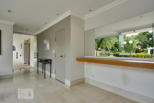 Apartamento com 3 quartos, 1 suíte, varanda e churrasqueira no condomínio. Ideal para compra. — Hall social